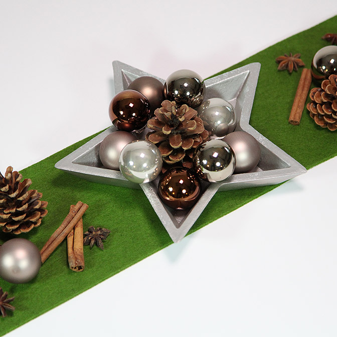 Sternen-Teller aus Holz mit Zapfen und Glas-Weihnachtsbaum-Kugeln