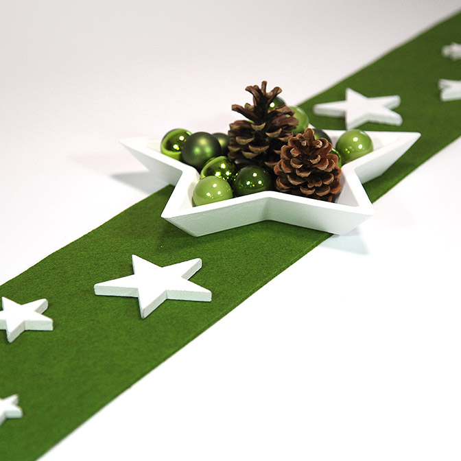 Advents-Dekoration Sternen-Teller aus Holz mit Weihnachtsbaumkugeln